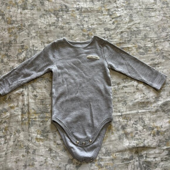 Calvin Klein Baby Boy Girl Neutral Grey Ribbed Long Sleeve Onesie 6-9 Months - Picture 1 of 6